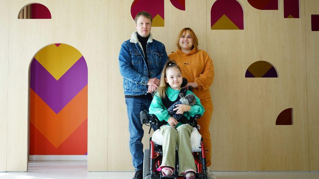 Орися с родителями в игровой комнате госпитале SJD Barcelona Children's Hospital