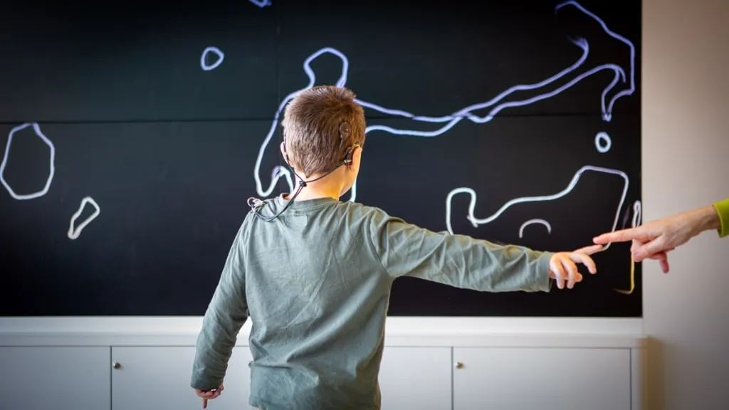Videowall d’art digital inclusiu Un nen davant del videowall d’art digital inclusiu