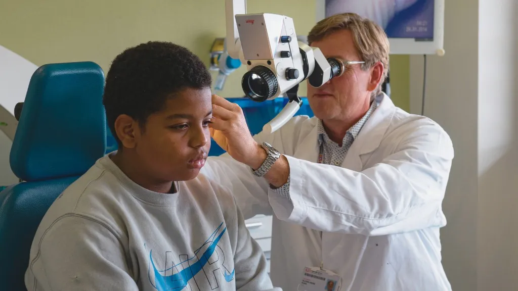 El Dr. Oliver Haag examinant el seu pacient Aissam El Dr. Oliver Haag examinant el seu pacient Aissam