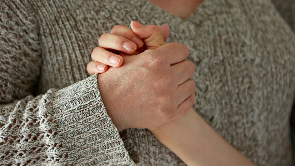 Una mare dona la mà al seu fill hospitalitzat Una mare dona la mà al seu fill hospitalitzat