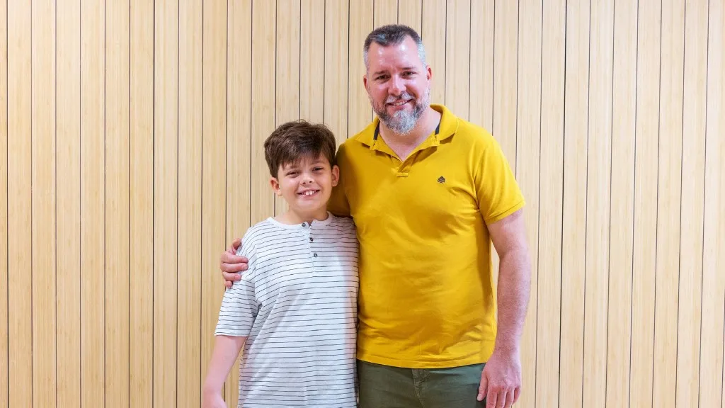 Santiago, con su padre Iván, en un espacio del Hospital Sant Joan de Déu Barcelona Santiago, con su padre Iván, en un espacio del Hospital Sant Joan de Déu Barcelona