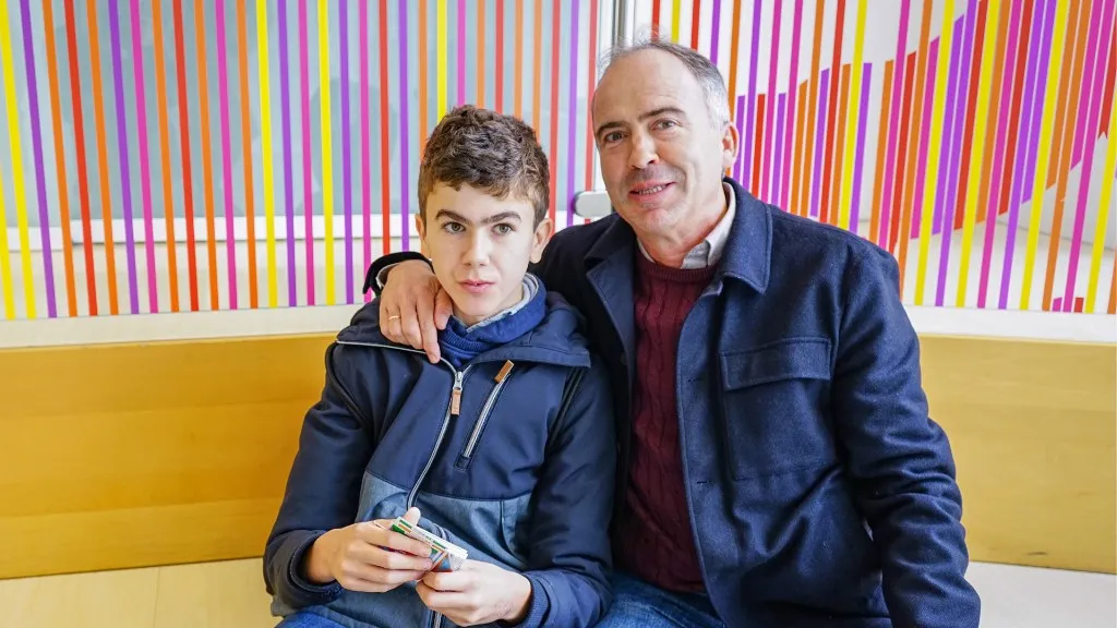 Jaime, con su padre Fernando, en una visita al Hospital Sant Joan de Déu Barcelona. Jaime, con su padre Fernando, en una visita al Hospital Sant Joan de Déu Barcelona.