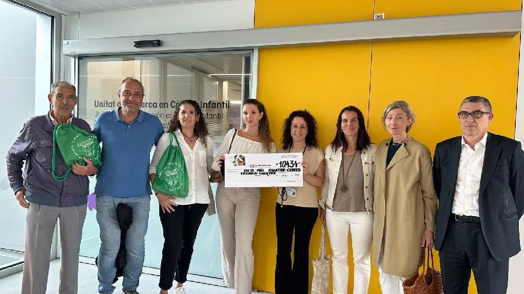 Imatge del lliurament de la donació de la iniciativa Fem camí, Arnau Imatge del lliurament de la donació de la iniciativa Fem camí, Arnau