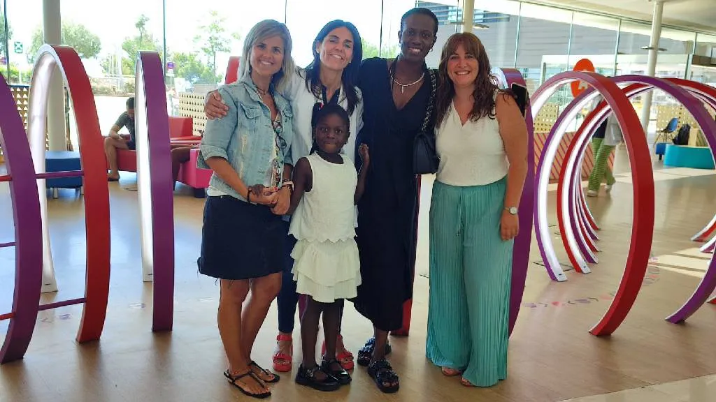 Imagen de representantes de Penguin Random House junto a Louise Marie Imagen de representantes de Penguin Random House junto a Louise Marie