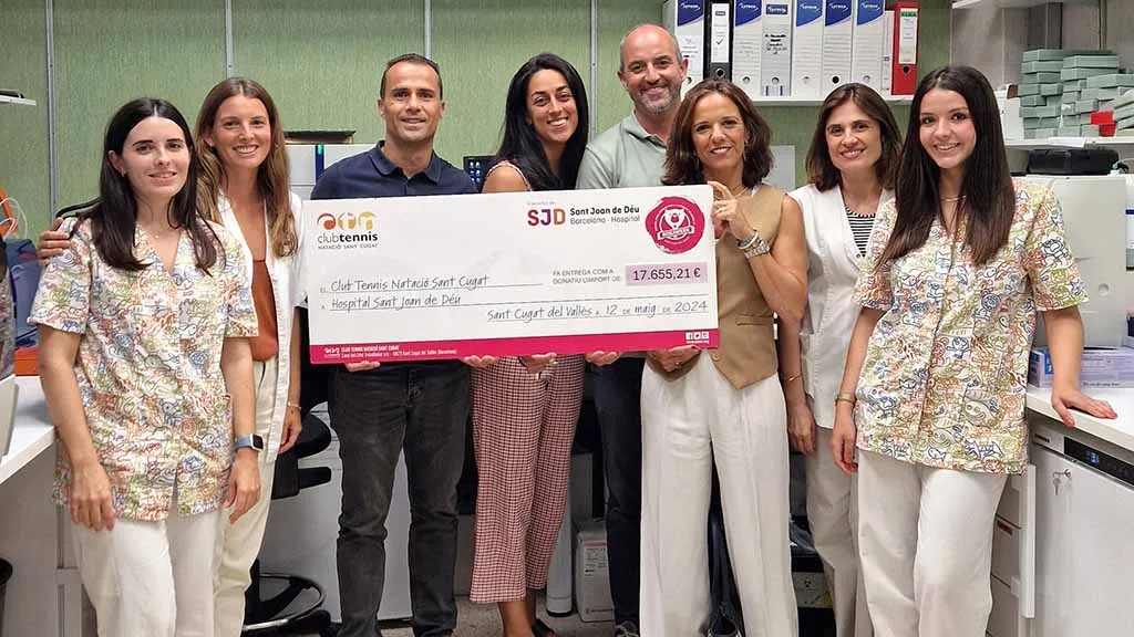 Imatge del lliurament de la donació de la iniciativa Rosaweek Imatge del lliurament de la donació de la iniciativa Rosaweek