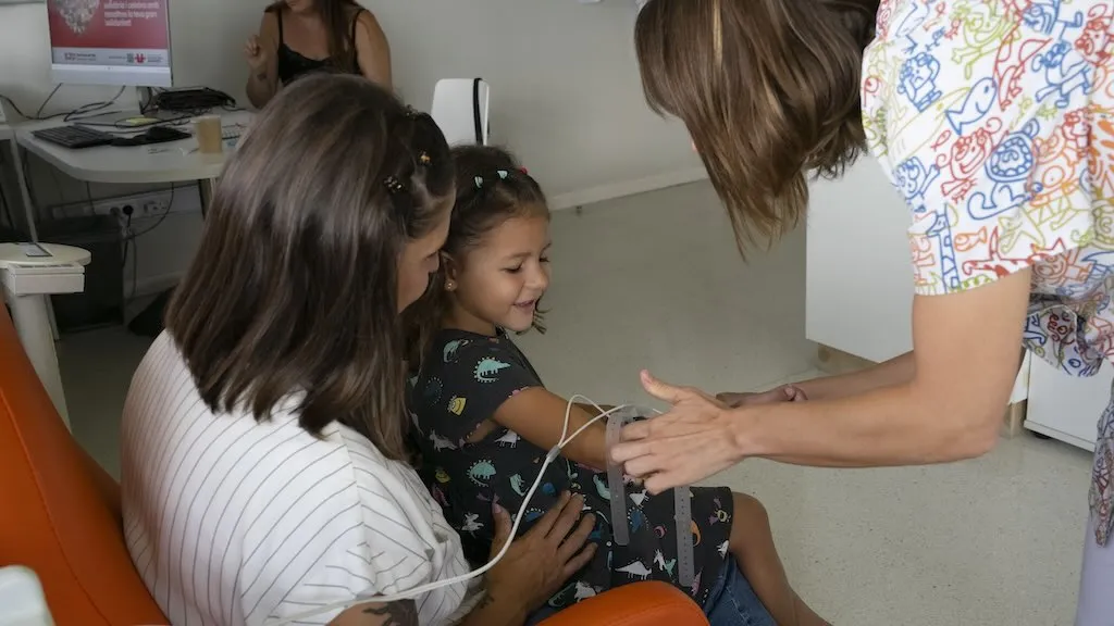 Una niña recibiendo el tratamiento por la fibrosis quística Una niña recibiendo el tratamiento por la fibrosis quística en el Hospital Sant Joan de Déu Barcelona