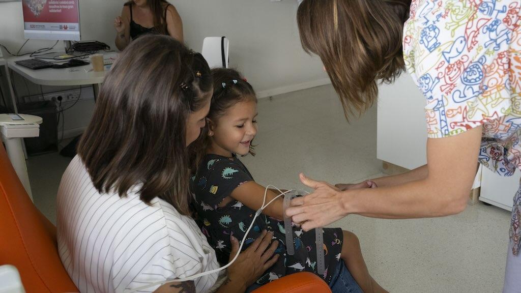 Пациент на приеме в отделении муковисцидоза в госпитале SJD Barcelona Children's Hospital