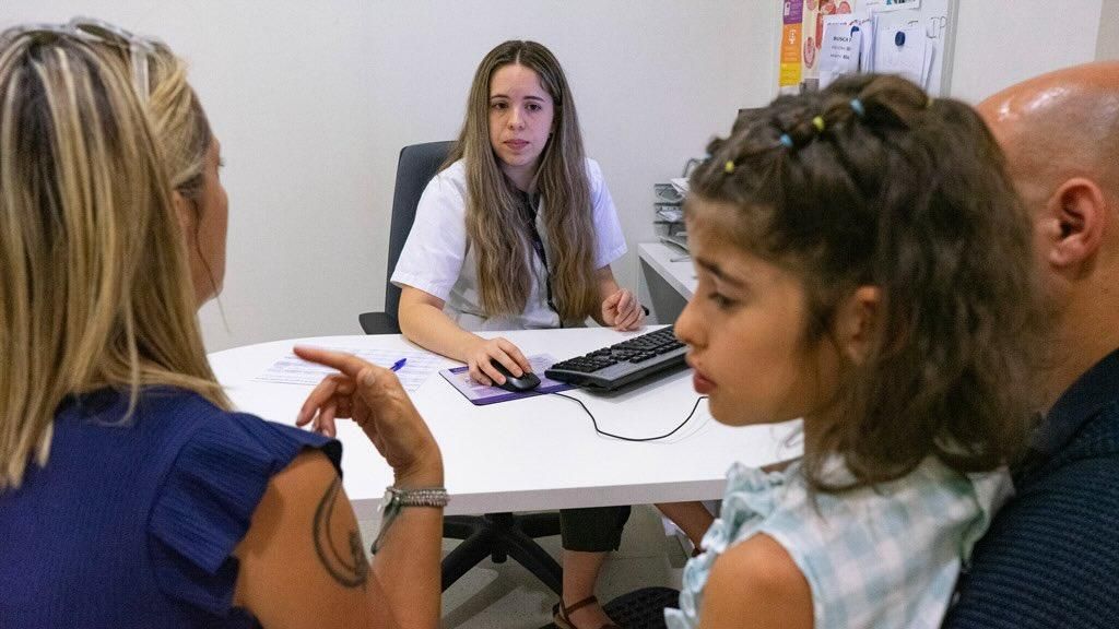 A family receiving advice about Pitt-Hopkins syndrome A family receiving advice about Pitt-Hopkins syndrome at SJD Barcelona Children’s Hospital