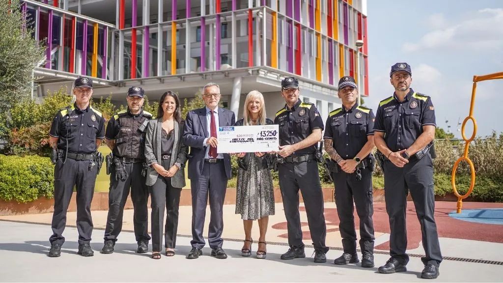 Policia i Ajuntament d'Esplugues Donació