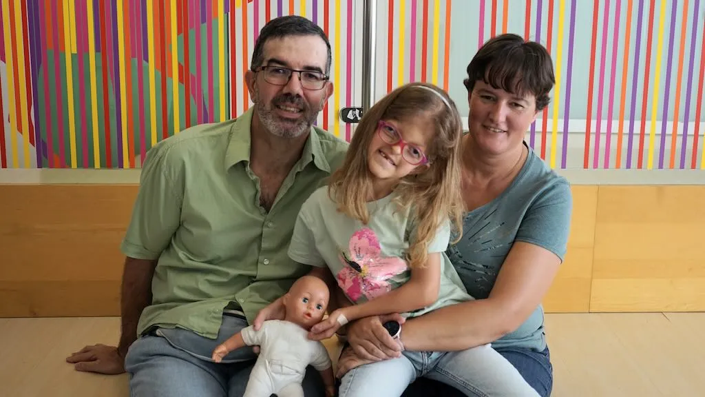 Laia con sus padres en el Hospital Sant Joan de Déu Laia con sus padres en el Hospital