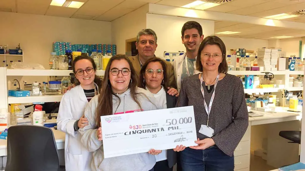 La família de Cristina amb l'equip investigador de l'Hospital Sant Joan de Déu La família de Cristina amb l'equip investigador