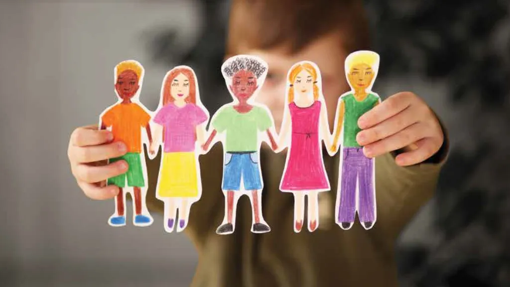 Nen sostenint dibuix amb personatges de diferents ètnies. Hospital Sant Joan de Déu Barcelona Nen sostenint dibuix amb personatges de diferents ètnies. Hospital Sant Joan de Déu Barcelona