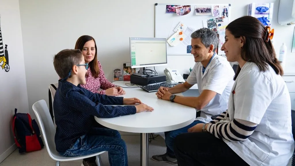Daniel Natera, neurólogo de la Unidad de Enfermedades Neuromusculares, y Berta Estevez, investigadora del Instituto de Investigación San Juan de Dios, con un paciente Daniel Natera, neurólogo de la Unidad de Enfermedades Neuromusculares, y Berta Estevez, investigadora del Instituto de Investigación San Juan de Dios, con un paciente