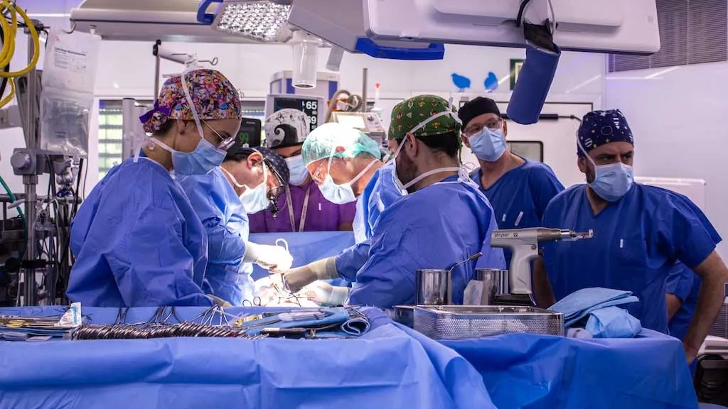 Equip de cirurgia de Sant Joan de Déu durant la intervenció un nadó per una doble patologia Equip de cirurgia de Sant Joan de Déu durant la intervenció un nadó per una doble patologia
