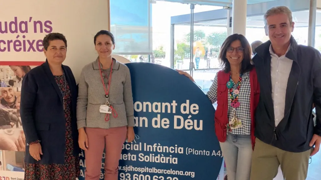 Juanjo Ferrer-Cabeto va fer entrega de la donació a la Dra. Clàudia Fortuny Juanjo Ferrer-Cabeto va fer entrega de la donació a la Dra. Clàudia Fortuny