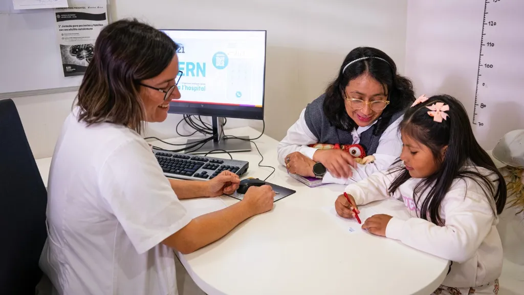 Dr. Thais Armangué visiting a patient with encephalitis at SJD Barcelona Children's Hospital Dr. Thais Armangué visiting a patient with encephalitis at SJD Barcelona Children's Hospital