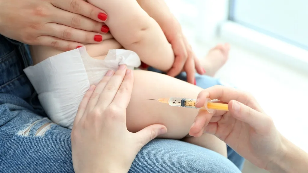 Foto il·lustrativa de com s'administra la immunització contra el virus respiratori sincicial (VRS). Foto ilustrativa campanya VRS