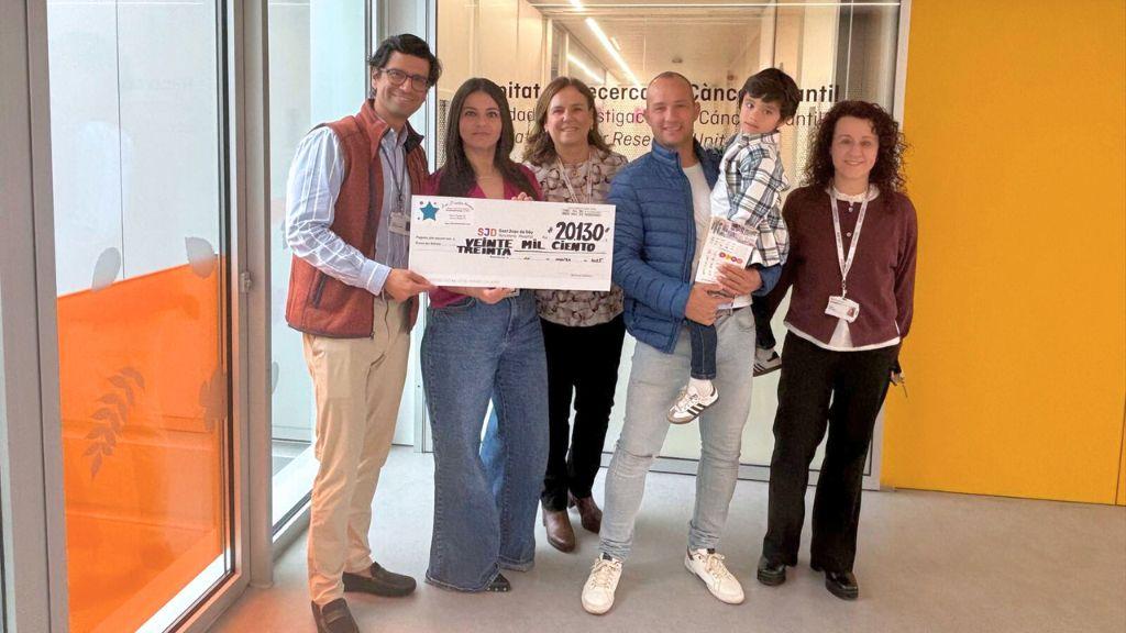 La familia de Marcelo junto a profesionales del Hospital Sant Joan de Déu Barcelona.