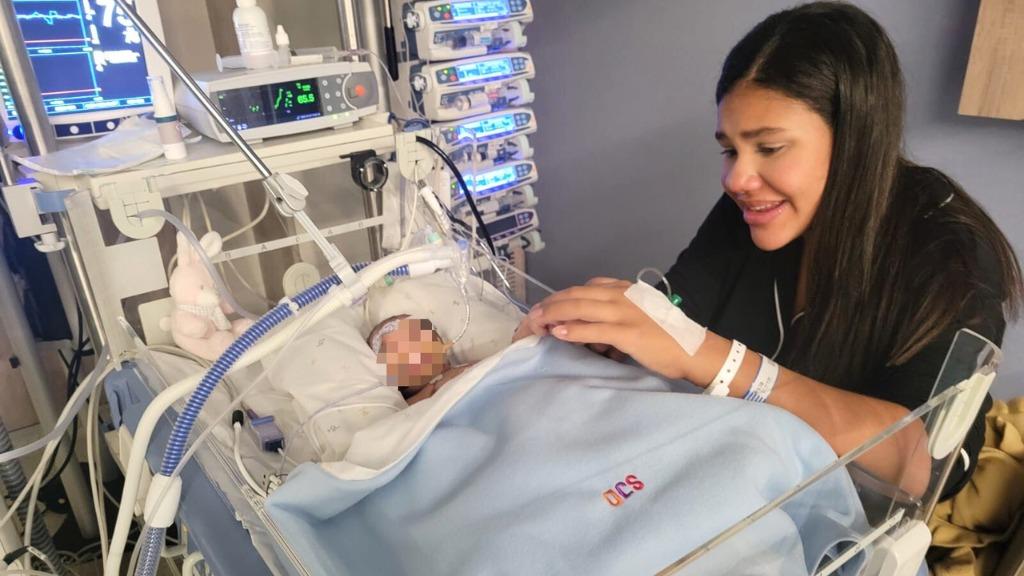 Nicole with her daughter in the NICU at the SJD Barcelona Children's Hospital Nicole with her daughter in the NICU at the SJD Barcelona Children's Hospital
