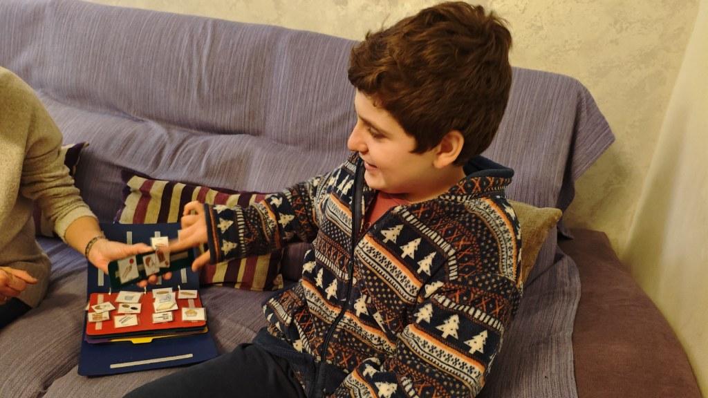 Àlex, un niño con trastorno del espectro autista sin lenguaje, comunicándose con imágenes Àlex, un niño con trastorno del espectro autista sin lenguaje, comunicándose con imágenes