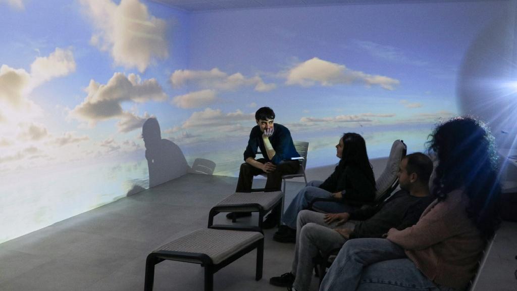 Jóvenes del proyecto Acompanya'm participando en una sesión con terapia inmersiva