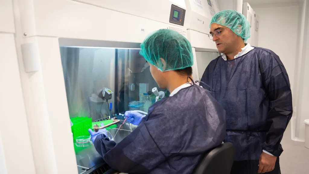 Ángel Montero y su equipo trabajando en el laboratorio Ángel Montero y su equipo trabajando en el laboratorio