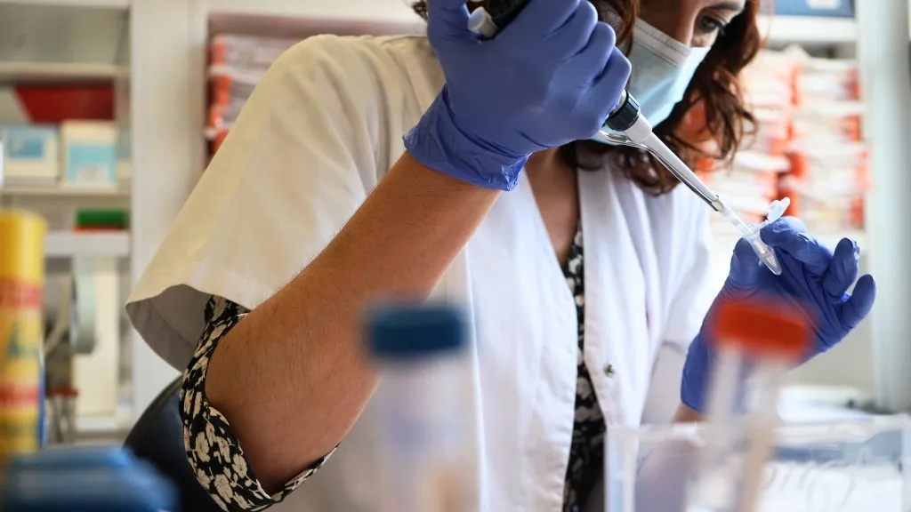 Una professional processa mostres al laboratori de diagnòstic molecular Una professional processa mostres al laboratori de diagnòstic molecular