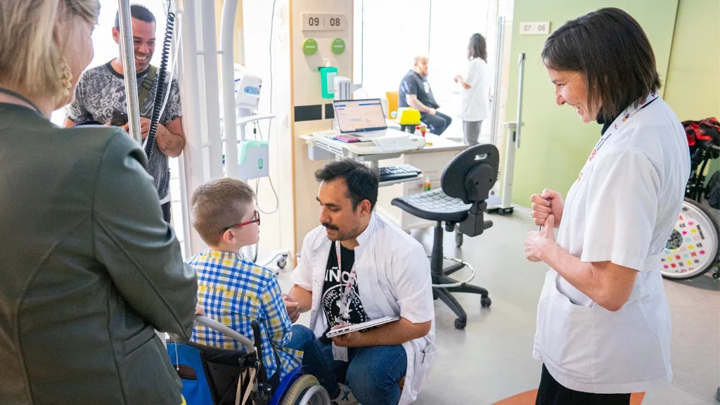 Profesionales de la Unidad de Investigación Clínica con un paciente y su familia. Profesionales de la Unidad de Investigación Clínica con un paciente y su familia.