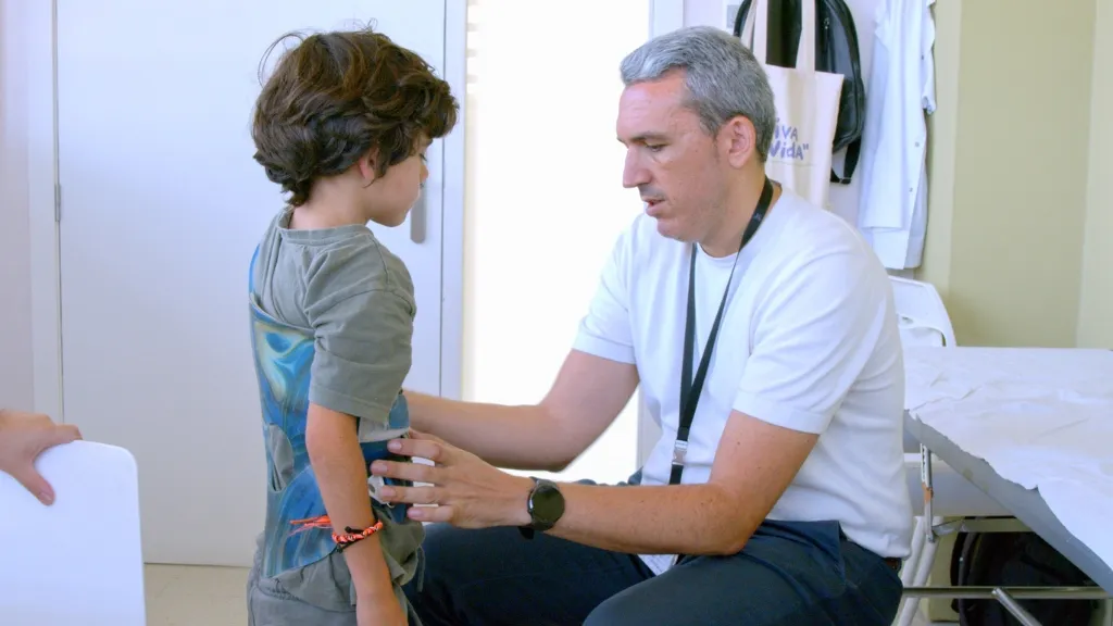 El Dr. Alejandro Peiró amb un pacient pediàtric que utilitza cotilla El Dr. Alejandro Peiró amb un pacient pediàtric que utilitza cotilla