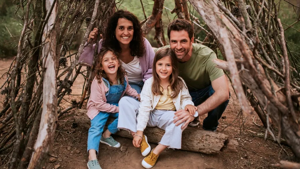 Núria, una paciente pediátrica con aciduria glutárica, y su familia Núria, una paciente pediátrica con aciduria glutárica, y su familia