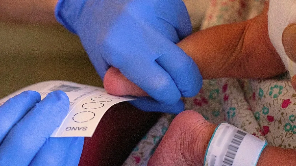 Prova del taló a un nadó a l'Hospital Sant Joan de Déu Barcelona Prova del taló a un nadó a l'Hospital Sant Joan de Déu Barcelona