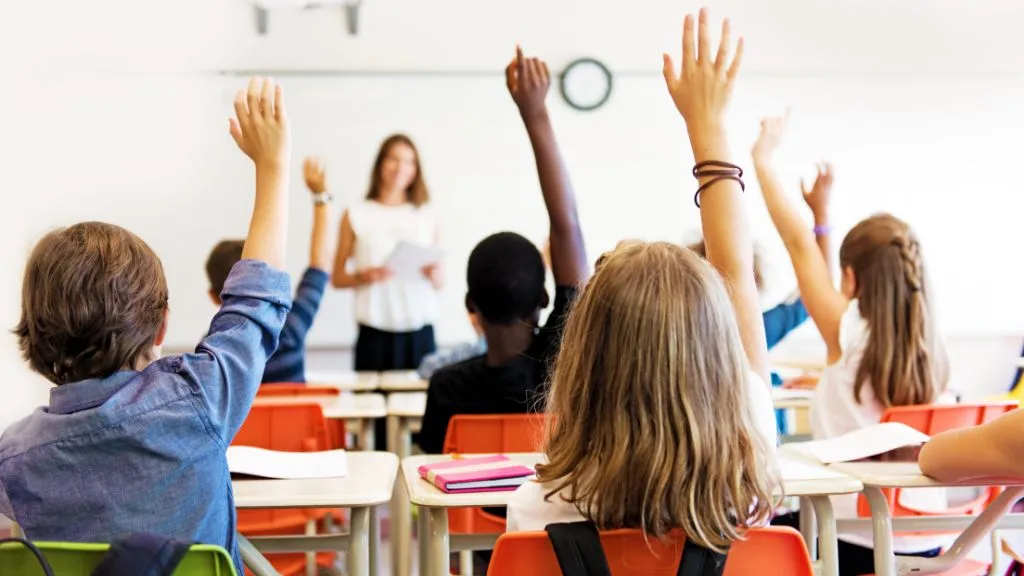 Niños y niñas en una escuela Niños y niñas en una escuela