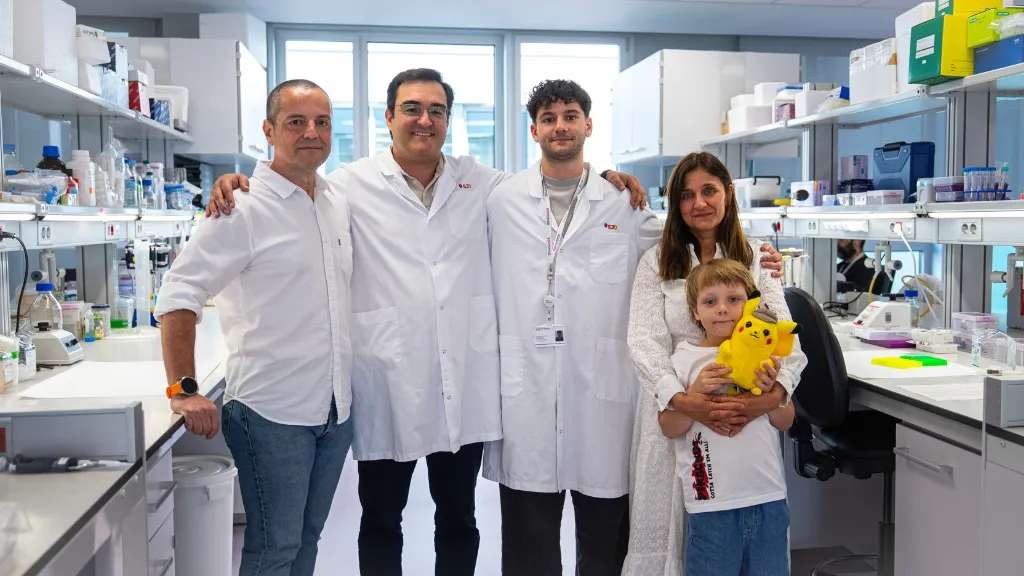 La família de la Lucía i l'Ángel Montero al laboratori de Sant Joan de Déu