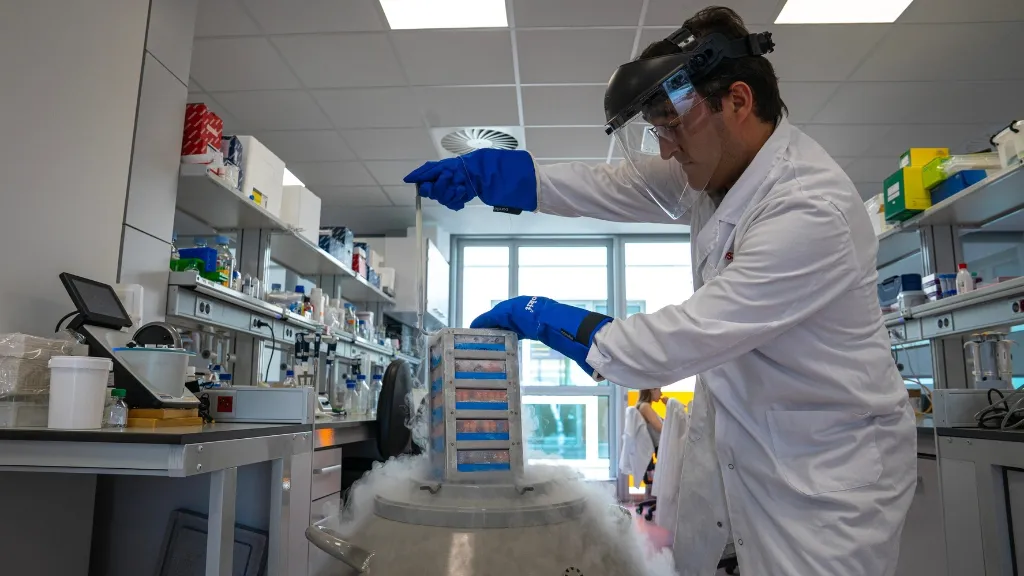 Ángel Montero treballant amb un tanc de nitrogen