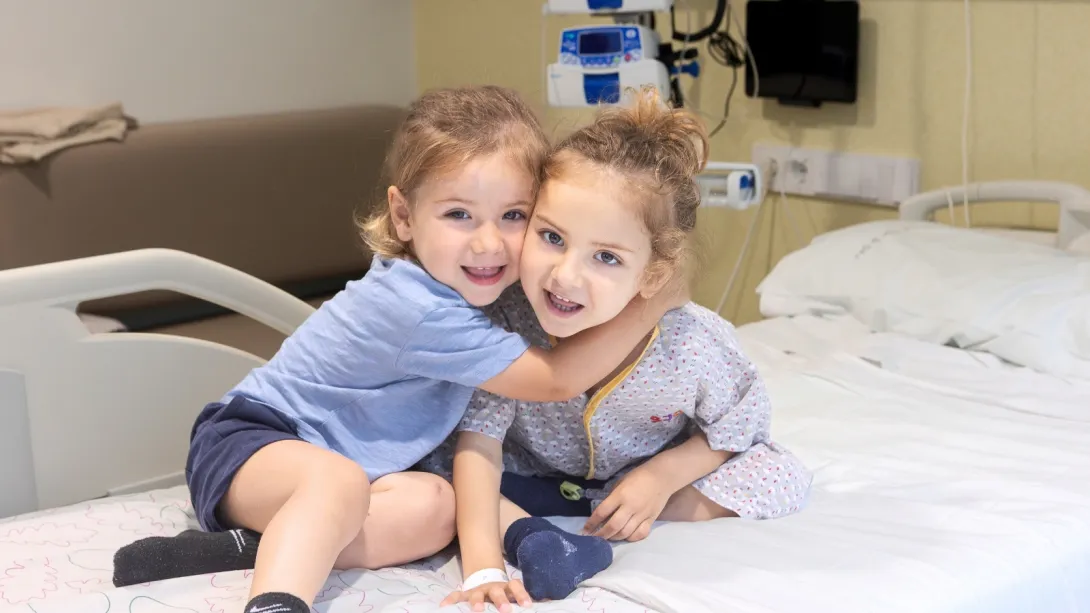 Paciente del SJD Pediatric Cancer Center con su hermana en la habitación - Hospital Sant Joan de Déu Barcelona
