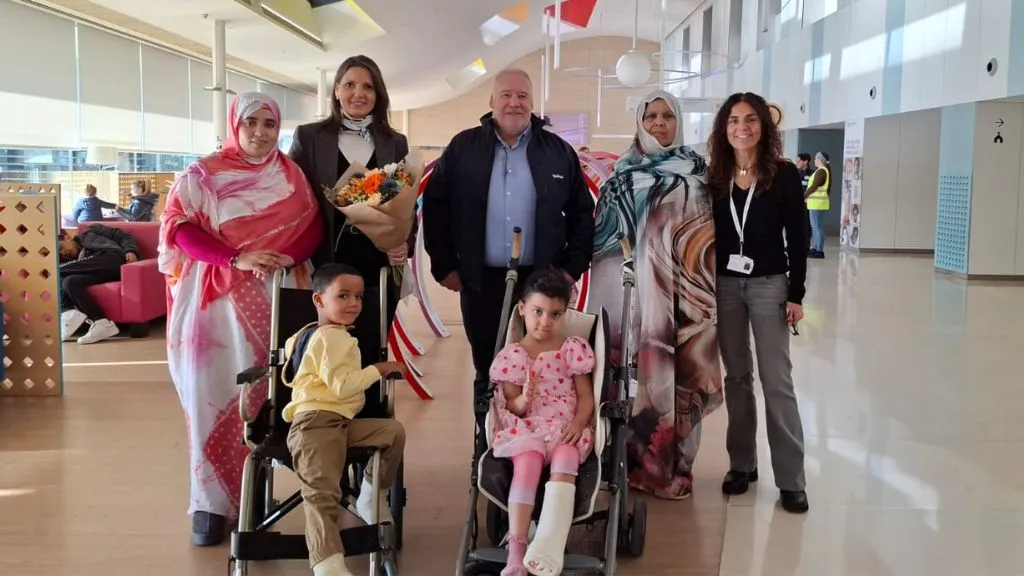 Representantes de la empresa Agefred con dos pacientes del programa Cuida'm Representantes de la empresa Agefred con dos pacientes del programa Cuida'm