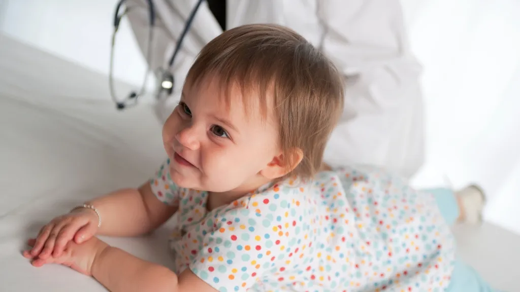 Nena petita en consulta - Imagen il·lustrativa - Hospital Sant Joan de Déu Barcelona