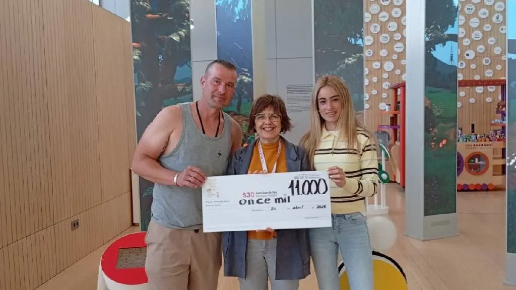 Los padres de Bruno haciendo entrega de la donación Los padres de Bruno haciendo entrega de la donación