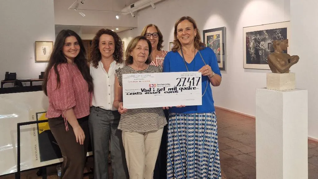 Imagen del momento de entrega de la donación en la galería de arte Joan Gaspar Imagen del momento de entrega de la donación en la galería de arte Joan Gaspar