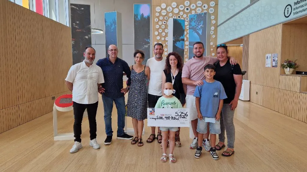 Greta y representantes de su club de baloncesto haciendo entrega de la donación Greta y representantes de su club de baloncesto haciendo entrega de la donación