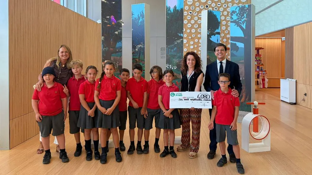 Momento de entrega de la donación del Colegio Santa María del Pino en el Hospital Sant Joan de Déu Momento de entrega de la donación del Colegio Santa María del Pino en el Hospital Sant Joan de Déu