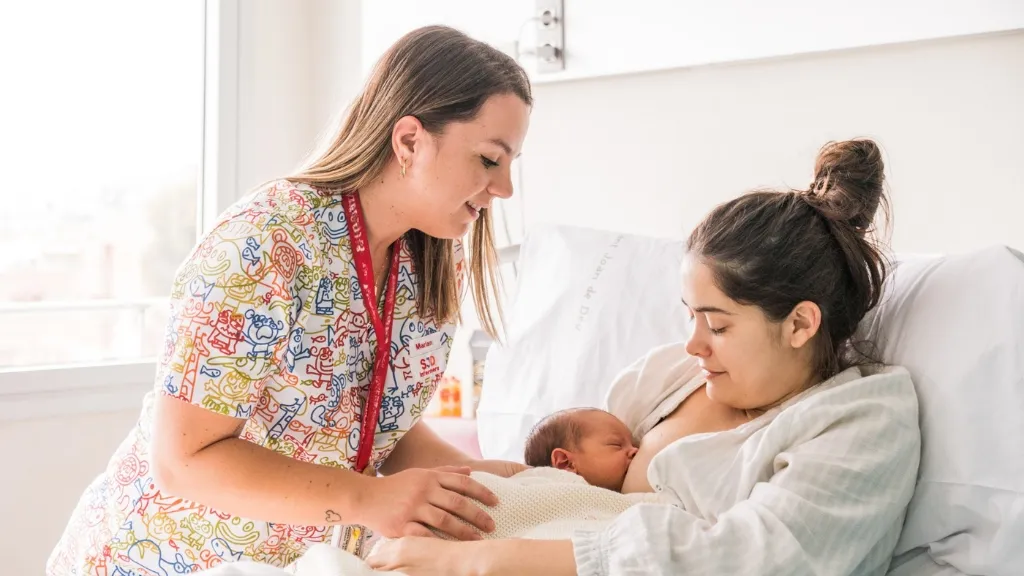 Mare amb nadó atesa per una llevadora a l'Hospital Sant Joan de Déu Barcelona Mare amb nadó atesa per una llevadora a l'Hospital Sant Joan de Déu Barcelona