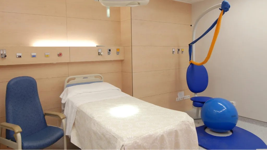 Sala de partos con materiales para el movimiento y la dilatación - Hospital Sant Joan de Déu Barcelona Sala de partos con materiales para el movimiento y la dilatación - Hospital Sant Joan de Déu Barcelona