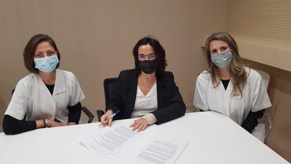 Moment de la signatura del conveni, amb Maite Lázaro, presidenta de la Fundación Neuroblastoma, i les doctores Cinzia Lavarino i Marta García
