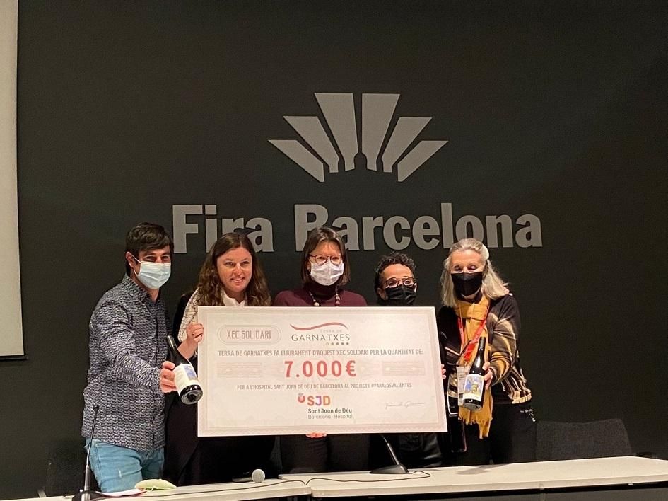 L'associació Terra de Garnatxes entrega el xec de 7.000 euros a la Barcelona Wine Week 2022