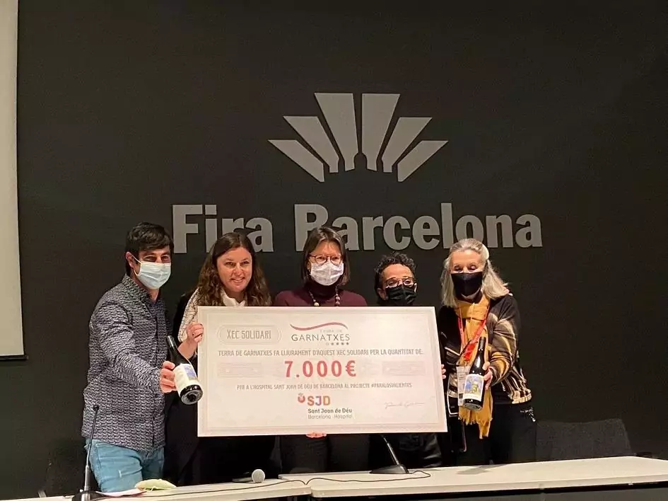 L'associació Terra de Garnatxes entrega el xec de 7.000 euros a la Barcelona Wine Week 2022 L'associació Terra de Garnatxes entrega el xec de 7.000 euros a la Barcelona Wine Week 2022