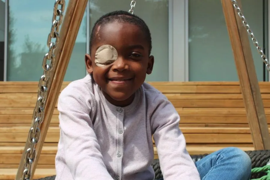Paciente operada de tumor cerebral en el Hospital Sant Joan de Déu Paciente operada posa en el parque infantil
