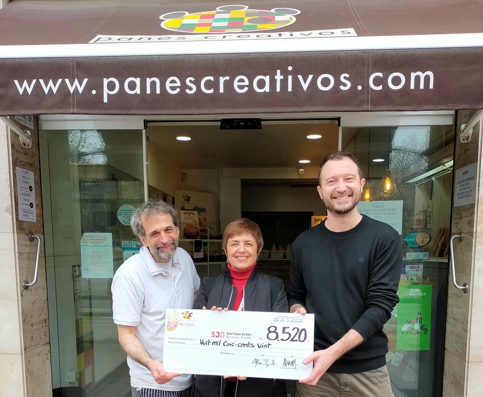 Daniel Jordà y Massimo Pignata entregan el cheque con la recaudación de la campaña solidaria del roscón de Reyes y el helado de roscón.