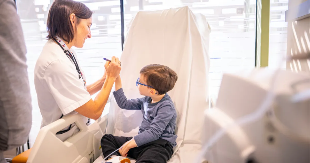 Un paciente de la Unidad de Investigación Clínica con una profesional sanitaria Un paciente de la Unidad de Investigación Clínica con una profesional sanitaria