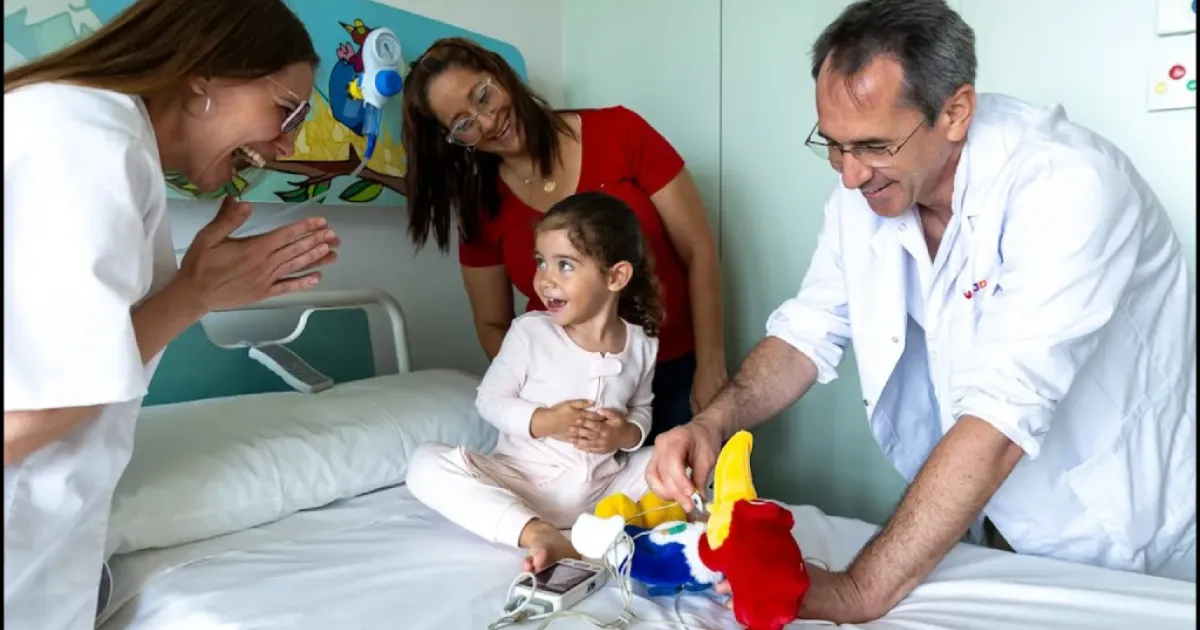 Visita del Dr. Sánchez de Toledo a una paciente de cardiología